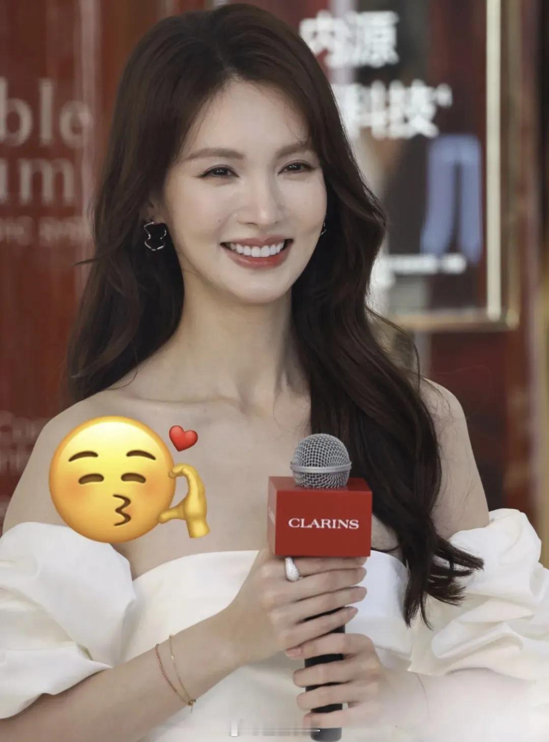 34岁金晨增肥后大变样，穿低胸裙满脸胶原蛋白，美到差点认不出！金晨近日生图曝光，