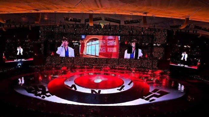 谁懂张杰这三首连唱的含金量 张杰鸟巢舞台高能输出，从致敬奋斗者到缅怀先烈再到唱响