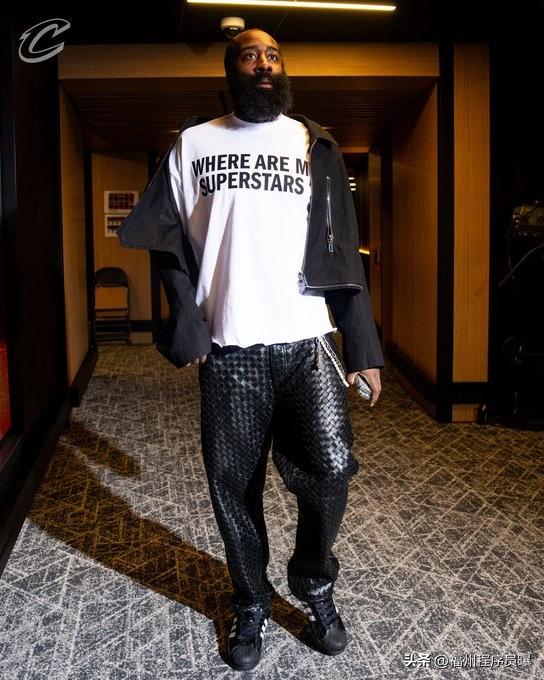 詹姆斯哈登在对阵费城七六人赛前穿着一件印有“我的超级球星在哪里？”的 T 恤 ，