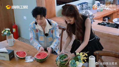 昆凌手劈西瓜西瓜只受了皮外伤 这场西瓜大战，无论结果如何，昆凌的热情和幽默感都是