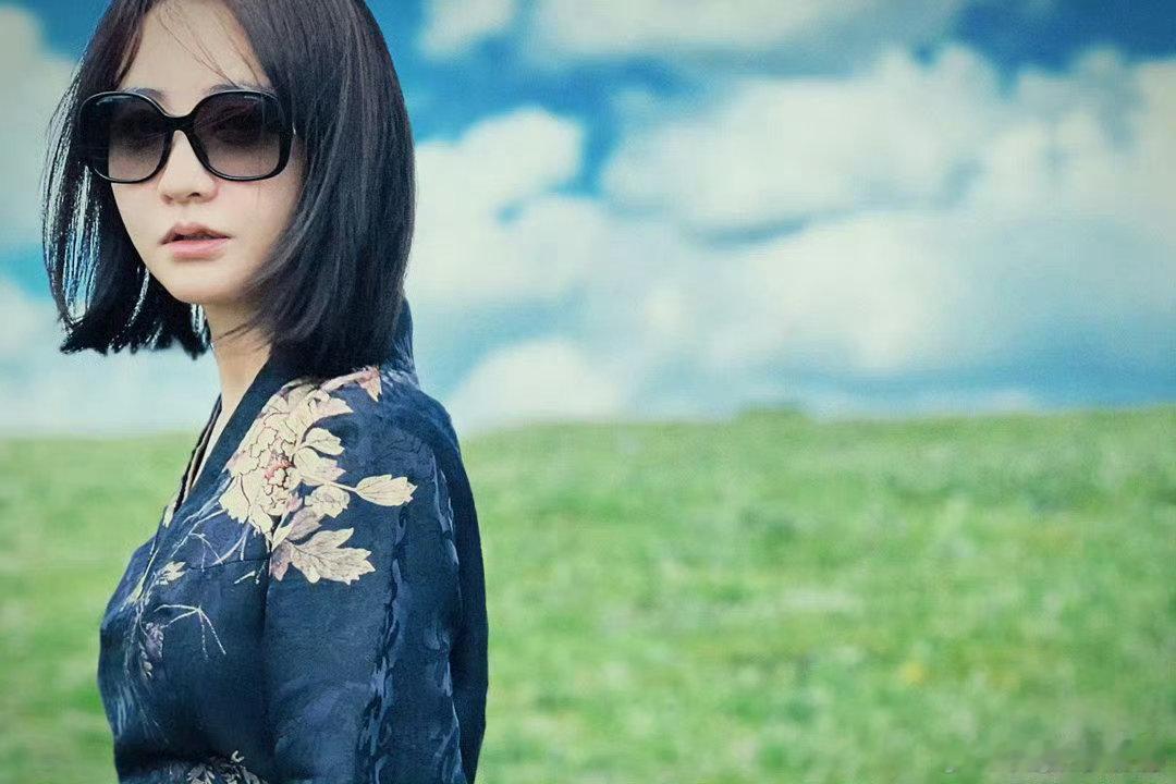 杨蓉4300米山顶大片杨蓉的山野松弛感跨越山路来到山顶，收获一组绝美大片，这份奔