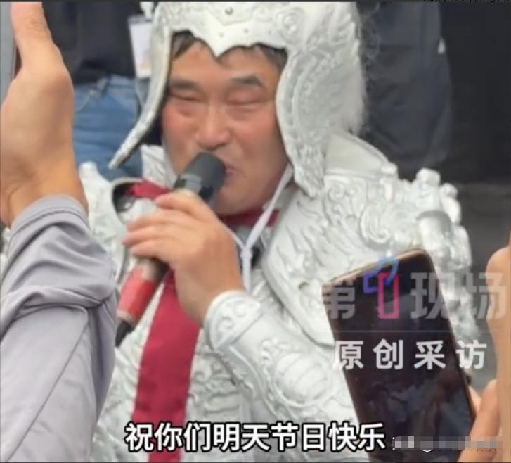 朱之文，
听我一句劝，
先别在意旁人笑你造型奇怪，赶紧多接些大家爱看的商演多唱歌