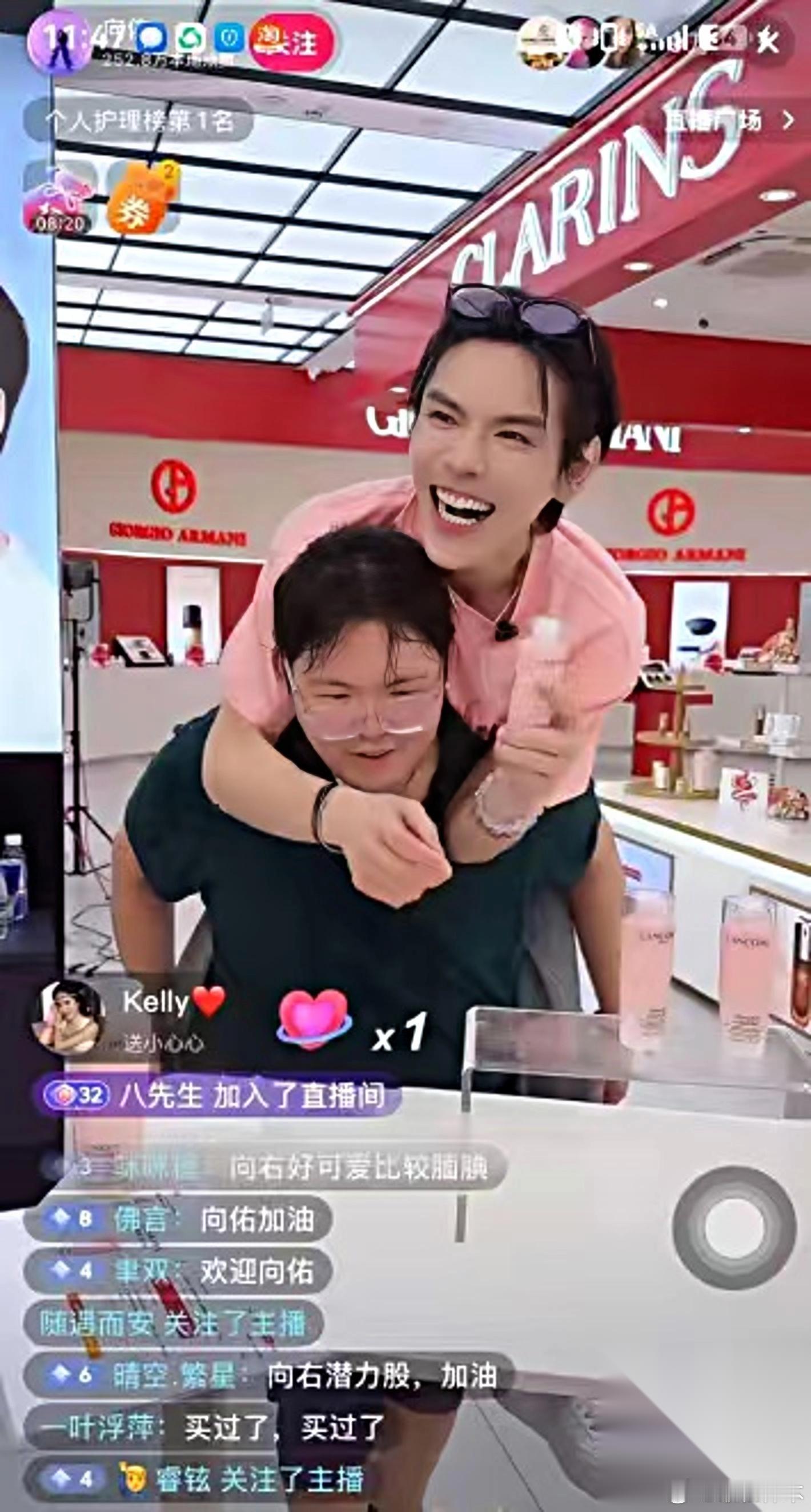 向佐再次轰动娱乐圈。 这次不是因为他又背着郭碧婷穿女装， 而是6月23日晚上，他