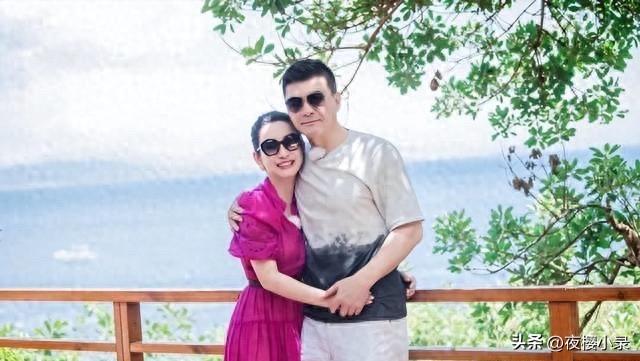 47岁穿玫红蛋糕裙还嫩成小姑娘，这事儿真不在滤镜上，我看就是一段婚姻把人养成了“