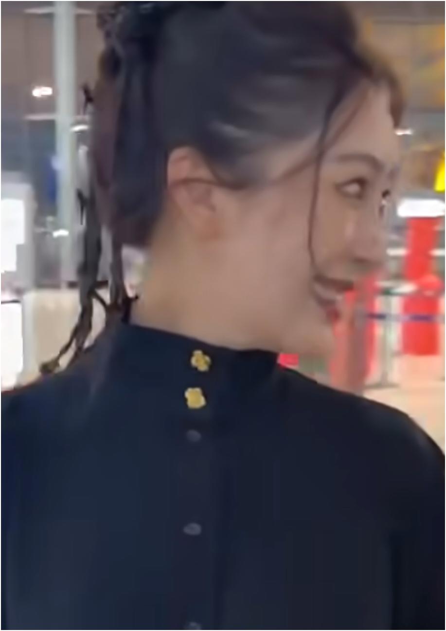 网友机场偶遇李菲儿，第一眼竟然没看出来！这竟然是李菲儿！
