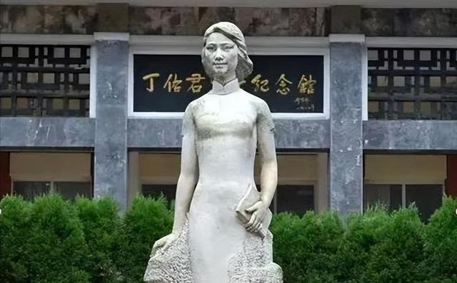 1950年，19岁的丁佑君被土匪抓获，土匪们看到她白皙如玉的肌肤，瞬间扒光了她的