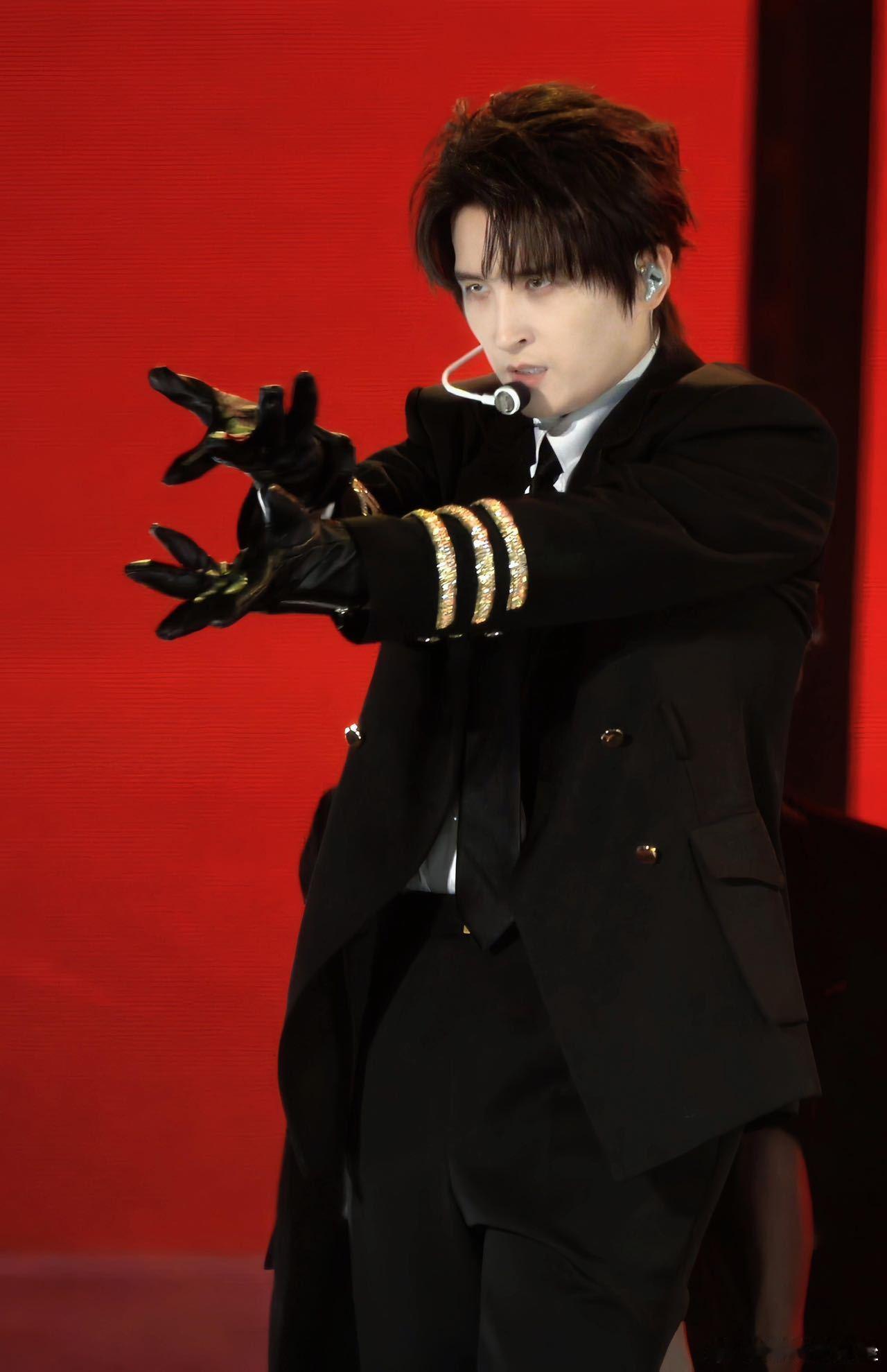 张远演唱会MAMA首秀家人们谁懂啊！张远演唱会把披哥版《MAMA》搬上舞台，高音