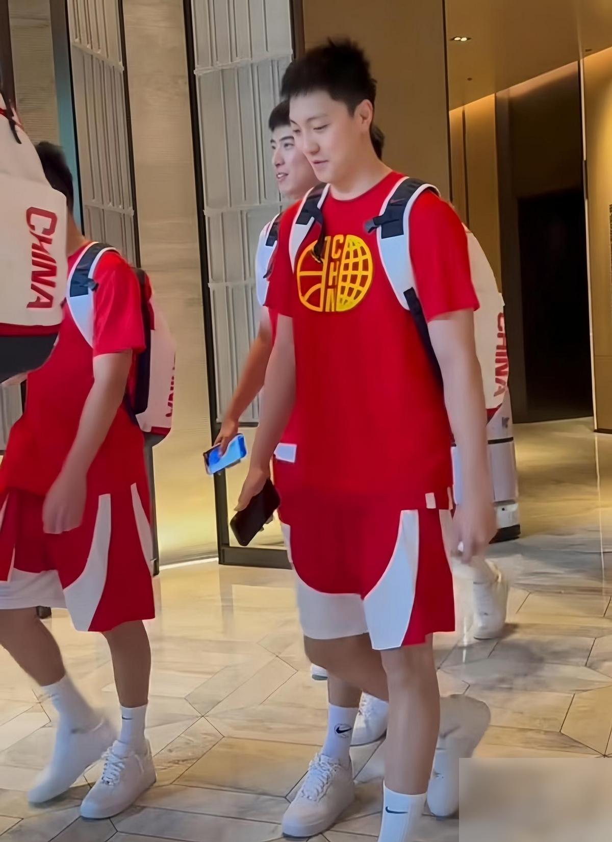 胡明轩终于可以休息了，中国男篮宣布离队！
终于等到官宣！男篮短训营这回调名单，表