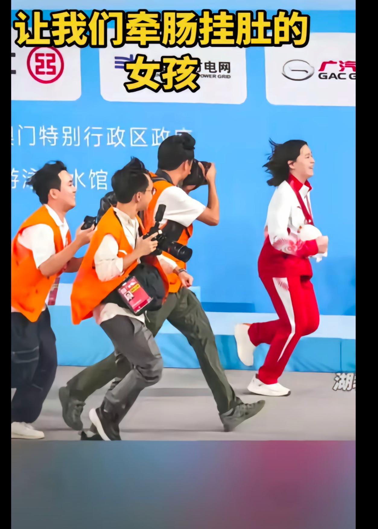 全红婵，那个让我们心心念念的女孩归来了，带着她自信的笑容再度归来！敢情她不仅精通