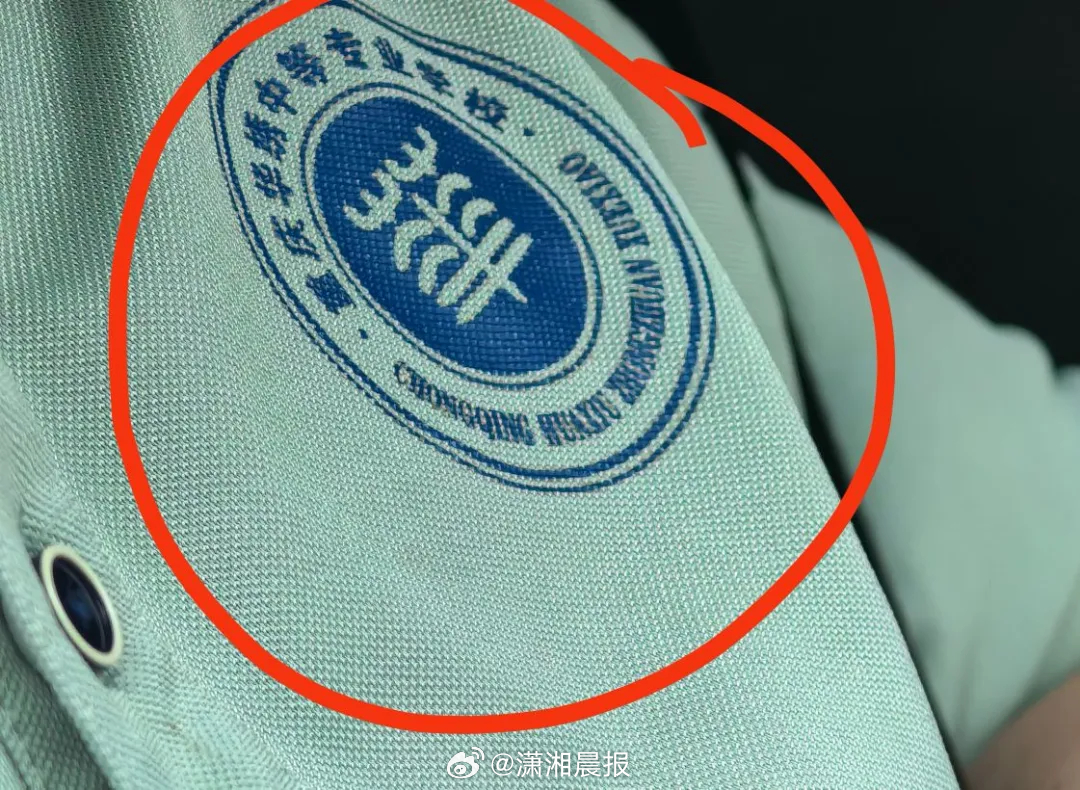 【记者#探访素拓机构见学生穿华绣中专校服#，#校方否认素拓机构与华绣中专有关联#