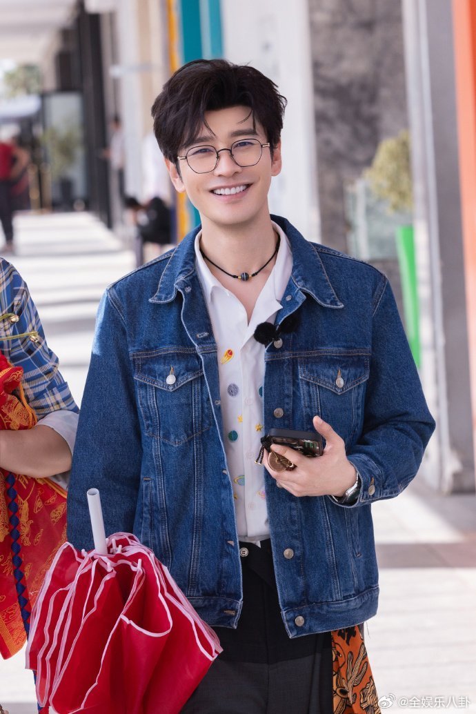 黄晓明[超话]黄晓明被暗访团做局了中餐厅晓明哥当时肯定在想：合着我这阵子白表现了