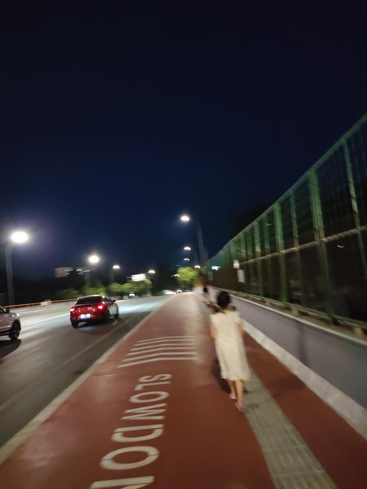 1. 华灯初上，沿着步道缓缓前行。晚风驱散白日燥热，灯火绵延向前，寻常小城夜色，