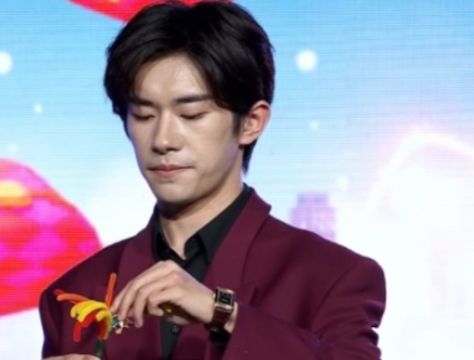 #易烊千玺提前过年##易烊千玺烟花连连看# 易烊千玺有种提前过年的氛围了，谁懂啊