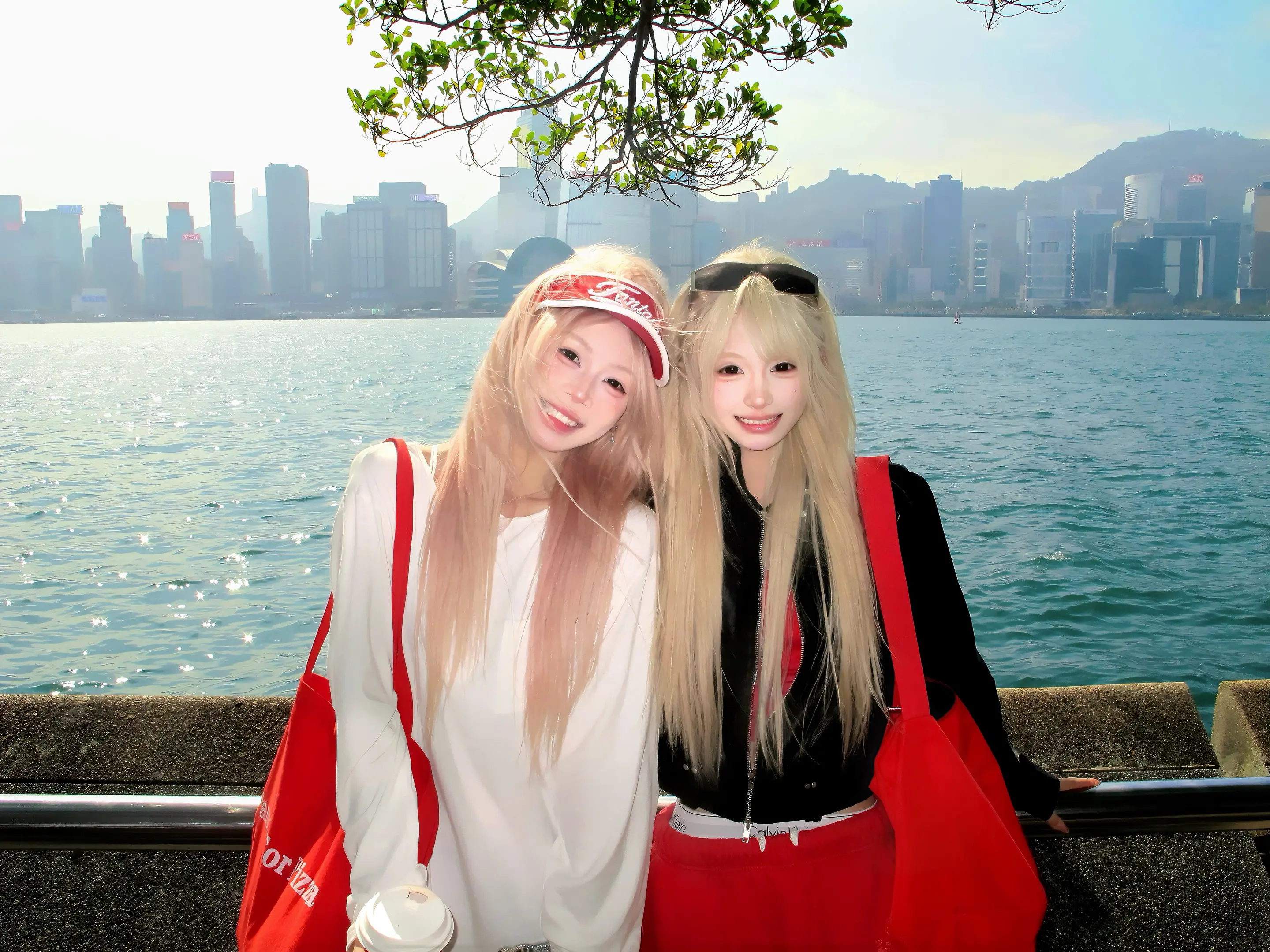 你在左边 我紧靠右