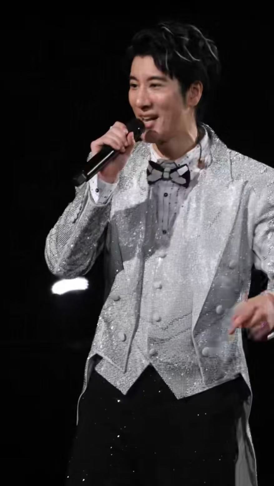 王力宏是来给浙江供暖的吗 王力宏的浙江演唱会宛如一场炽热的梦。舞台上，他歌声似火