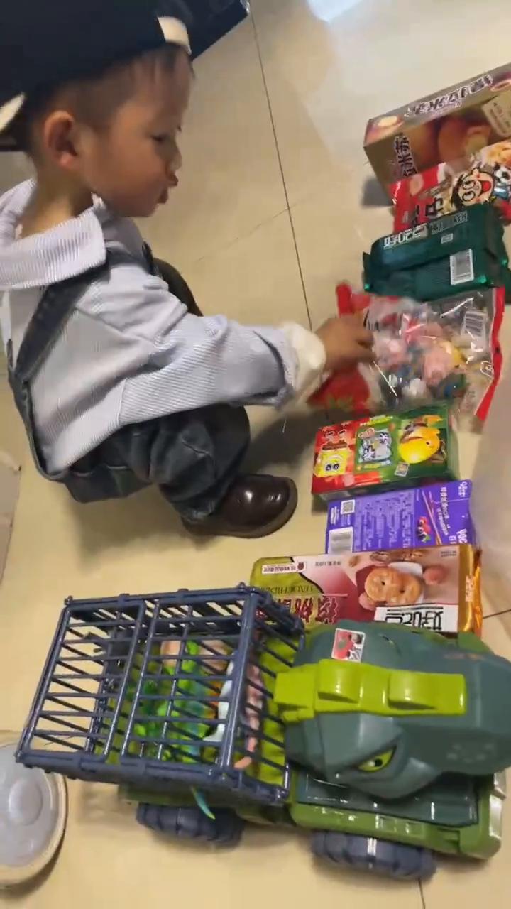 小朋友的快乐就是这样简单，有吃、有喝、有玩就够了。