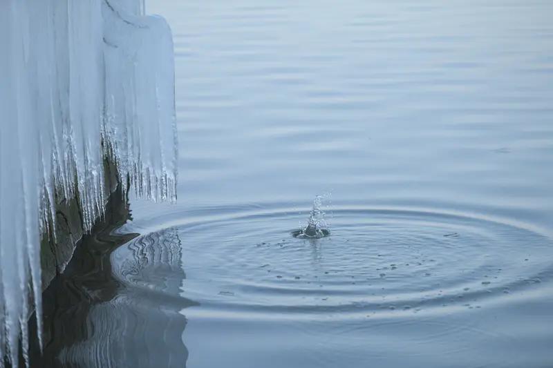 用一句话来形容东北的冷波水成冰，滴水成柱。