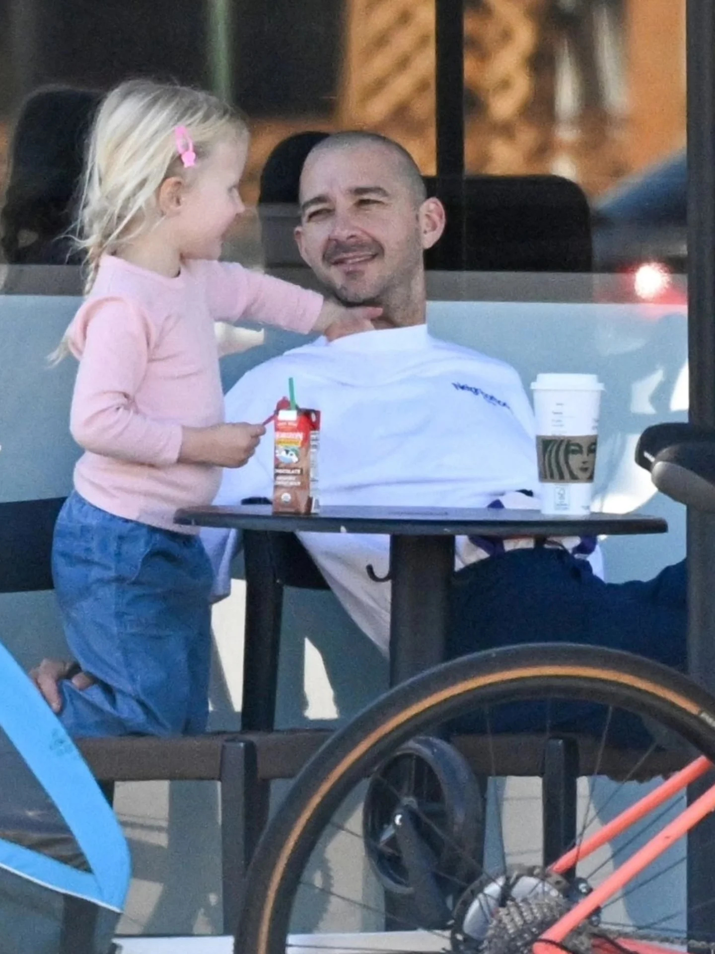 39岁的《变形金刚》男主希亚·拉博夫带（与米娅·高斯所生）女儿出门，共处父女温馨