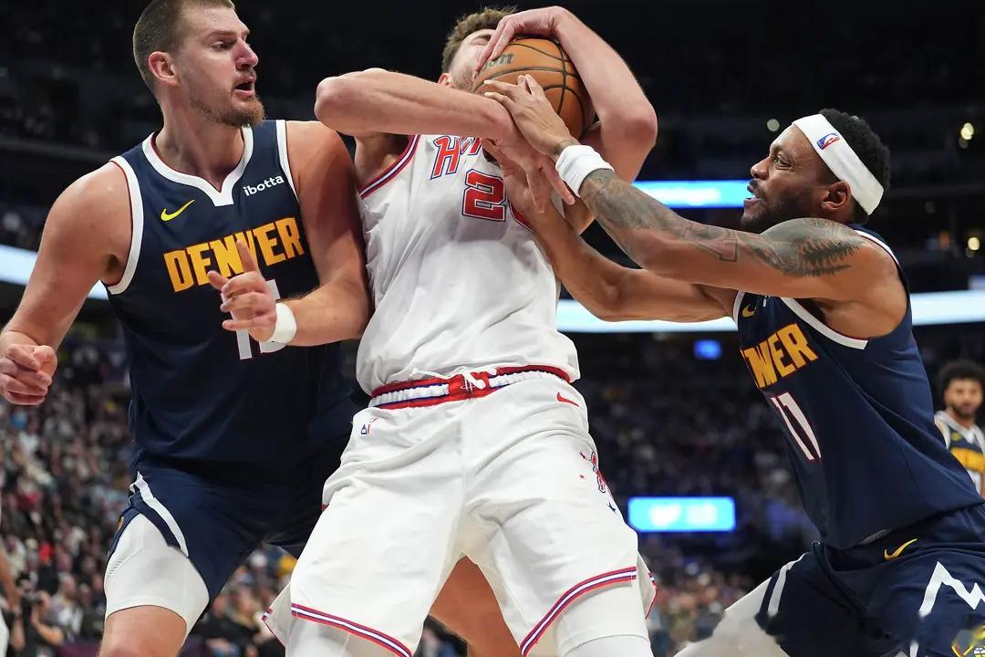 在乌度卡发表批评言论次日，NBA官方承认裁判漏判三个对火箭不利的吹罚（再看下另一