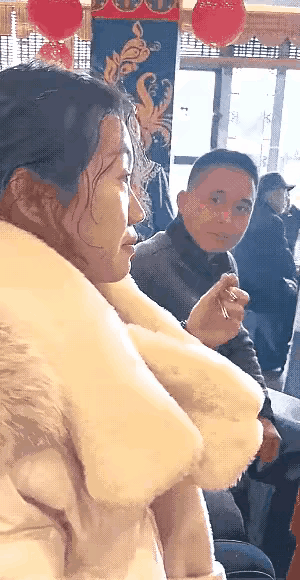 这位穿白衣的女子，他到底怎么啦？看他的面部表情好像心事从从的样子，脸上没有一点笑
