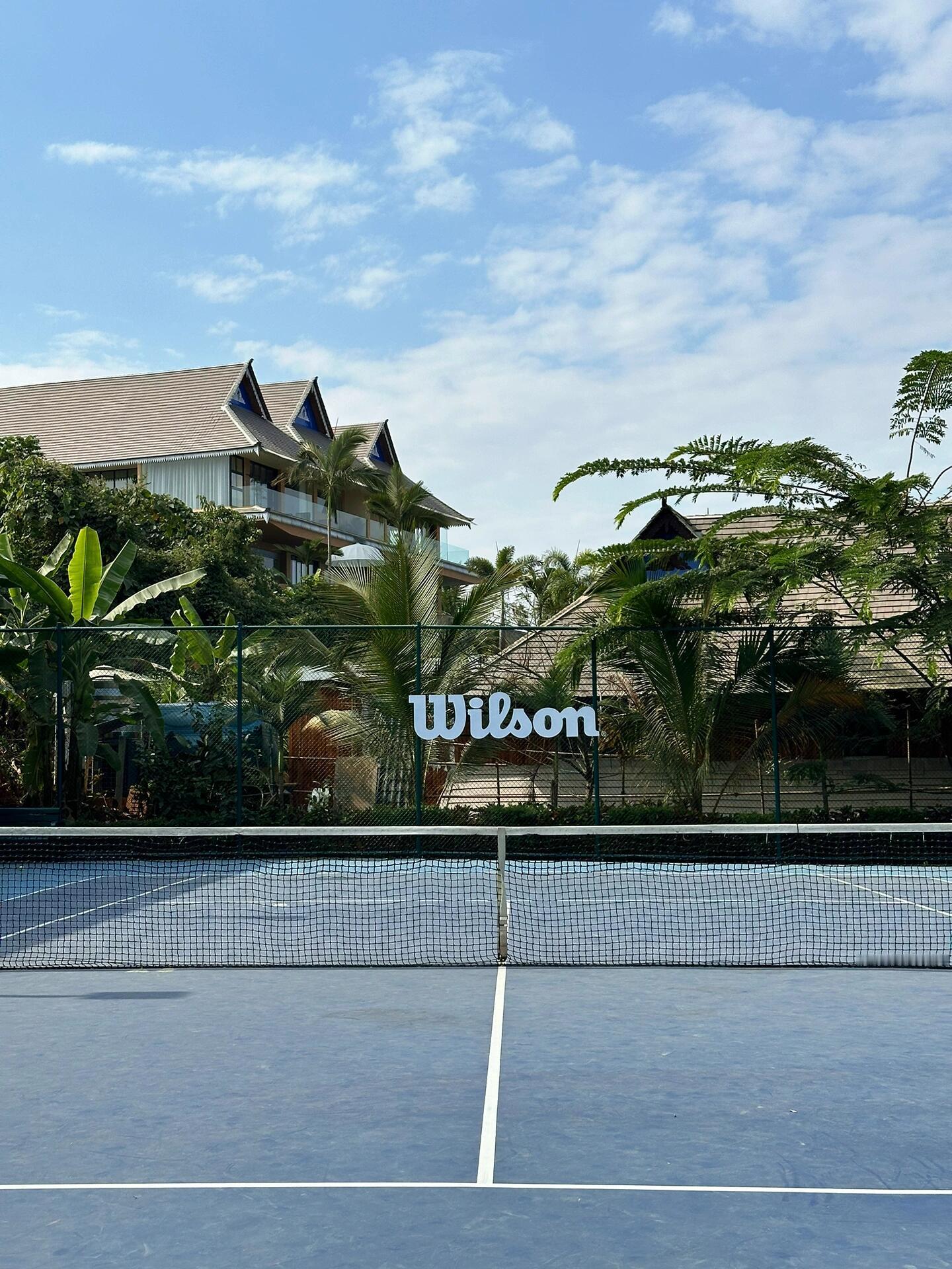 明天带小新去西双版纳，这次定的酒店附近有一个号称中国最美的网球场，我要去看看是怎