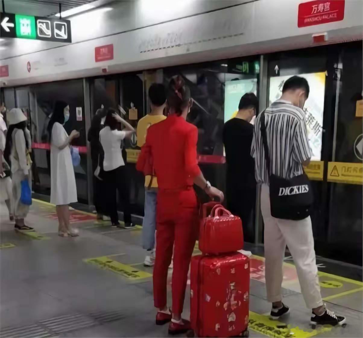 南昌地铁上的一位乘客，连手表表带都是红色的，就差头发没染红了，这本命年运势杠杠的