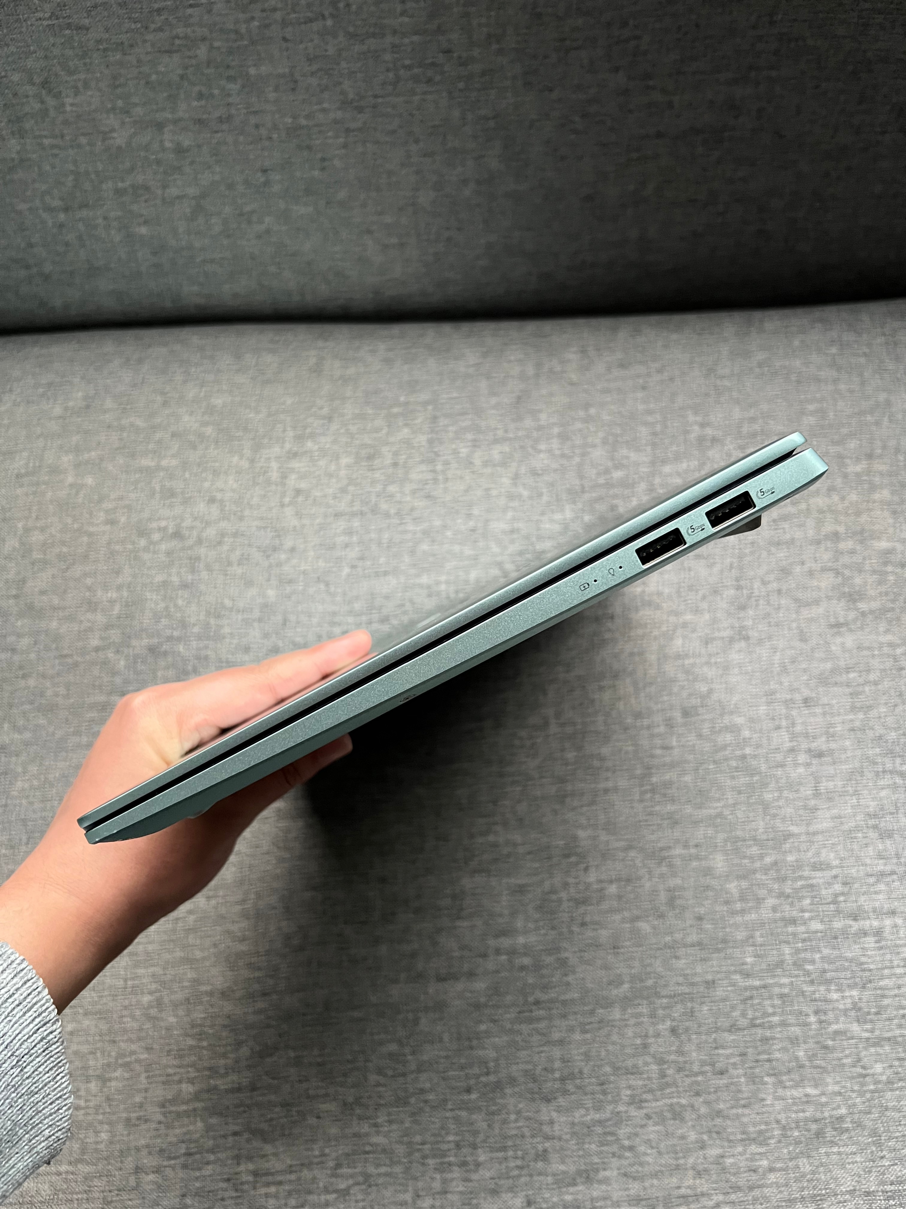 2024款华硕a豆14 Air 16+1T 锐龙R9-8945 鼠尾草青，95新