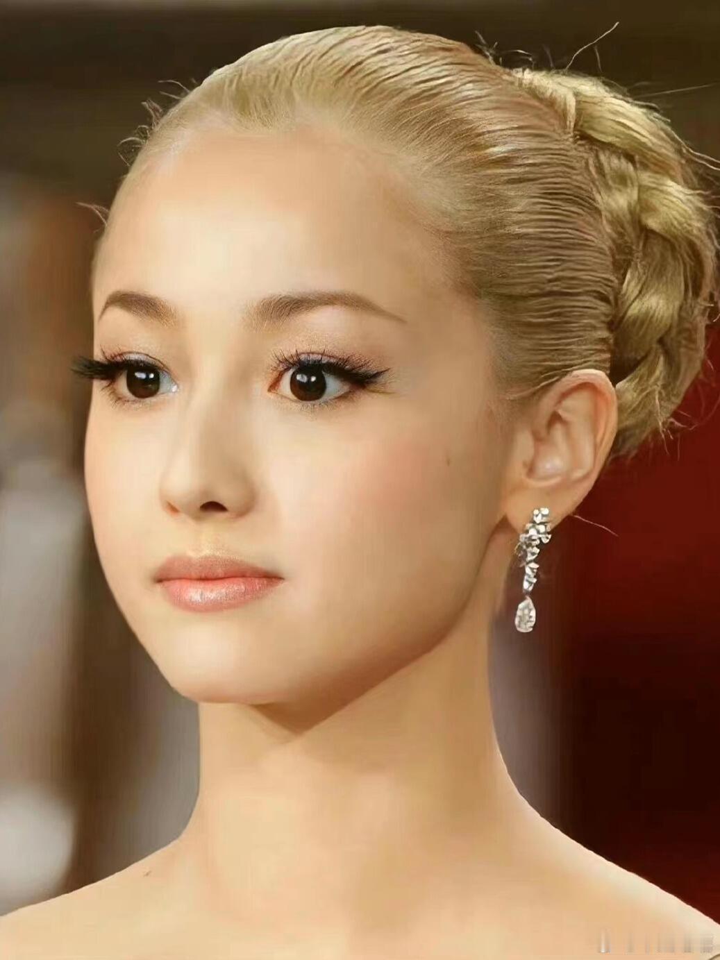 虽然每次提到泽尻英龙华都是夸颜值的，但是我想说她演技真的非常好！狼狈可以说是她独