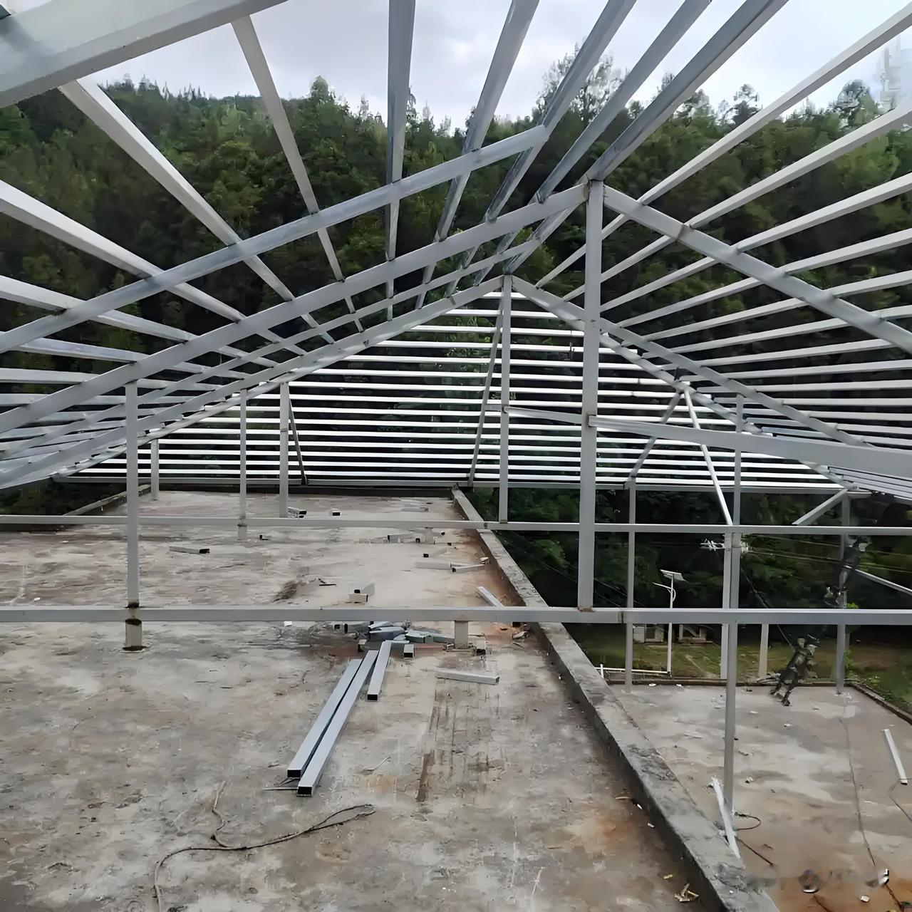 几年未曾发作的脚腿抽筋，昨日再度来袭。趁着十一假期，我给家里的屋顶搭建了铁架棚，