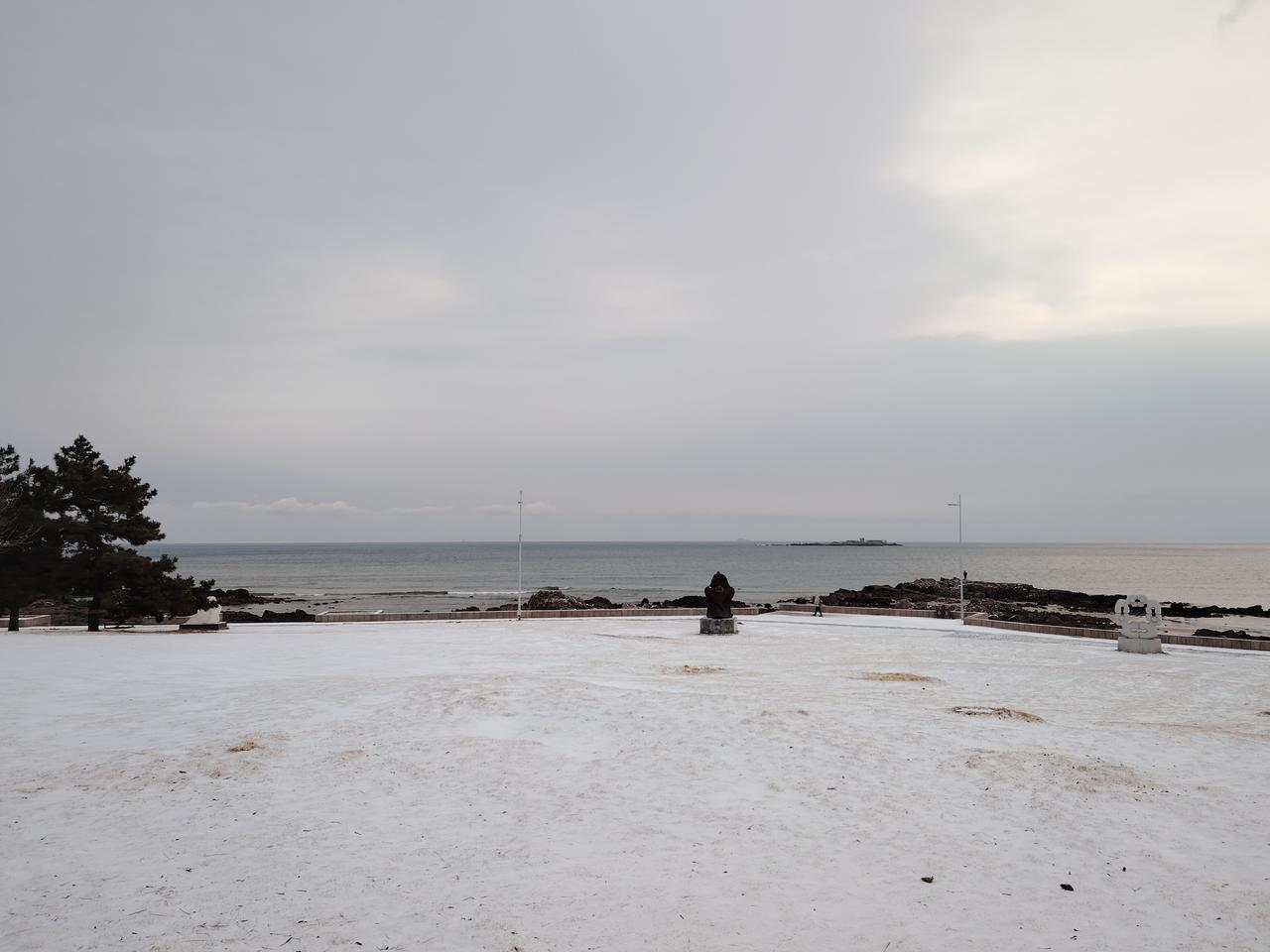 青岛下雪了！海边大相框，绝美！
中国城市雕塑家协会青岛创作展示中心青岛雕塑园青岛