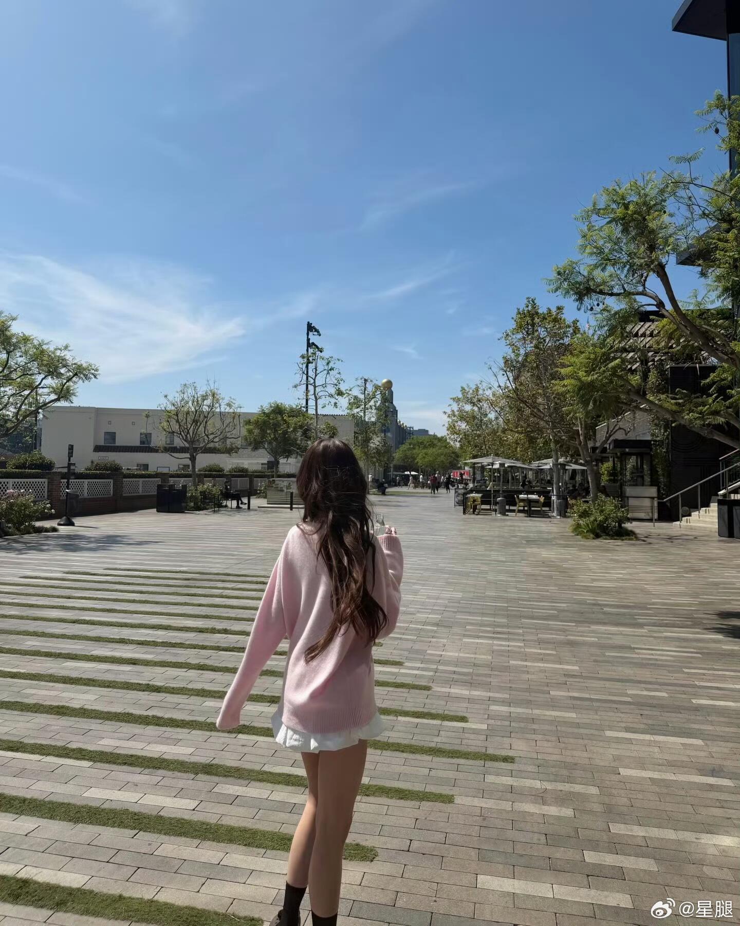 张元英 🌸 户外碎片，黑丝短袜 