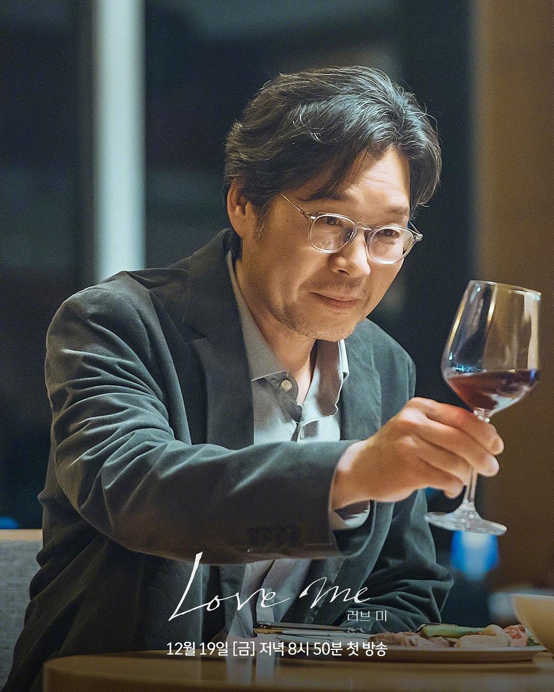 JTBC新金曜剧 公开 剧照。该剧改编自同名瑞典电视剧，讲述只依恋我的人生，有点