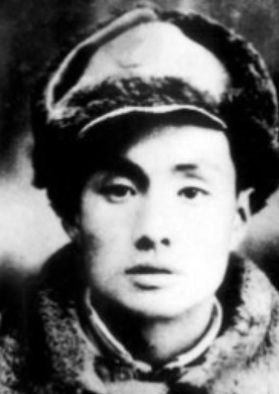 1943年，武工队长侦察敌情时，手枪突然从腰间滑落，还被伪军撞见，可他却不屑地说
