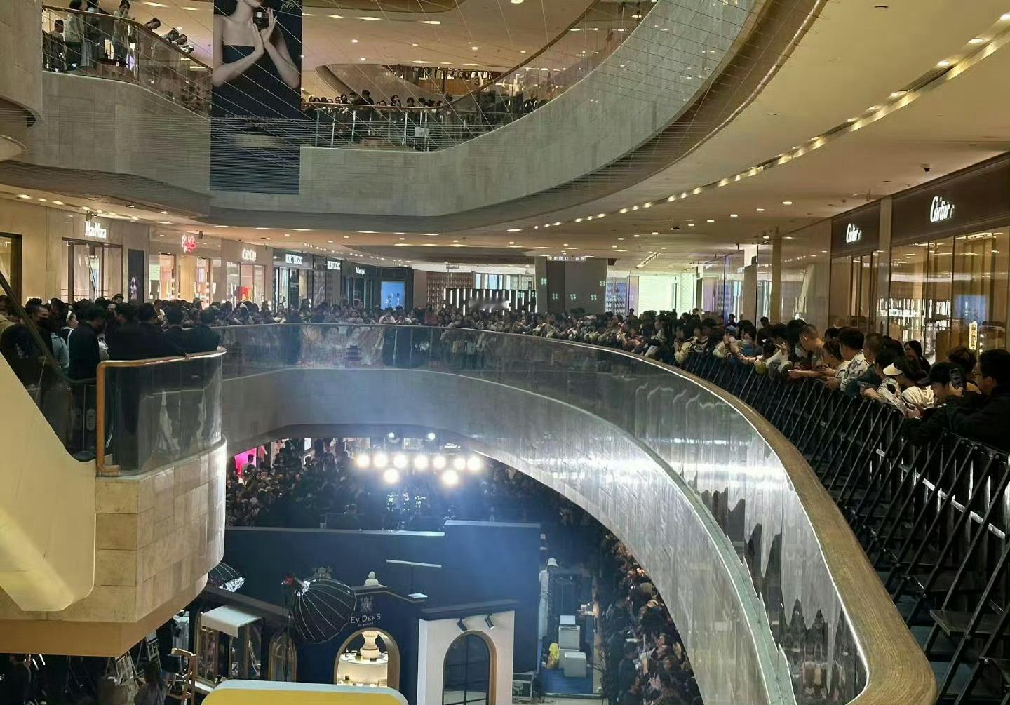 杨紫南京线下活动，人黑压压的一片 ​​​