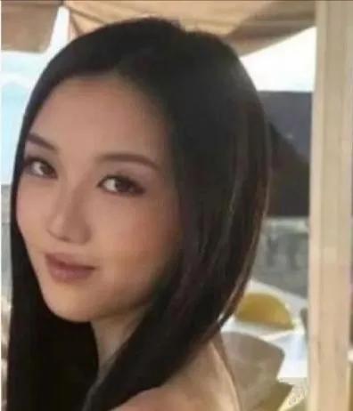 李嫣的兔唇“消失”了，窦靖童也“去掉”了虾线，一个自信美丽，一个清爽自然，觉得王