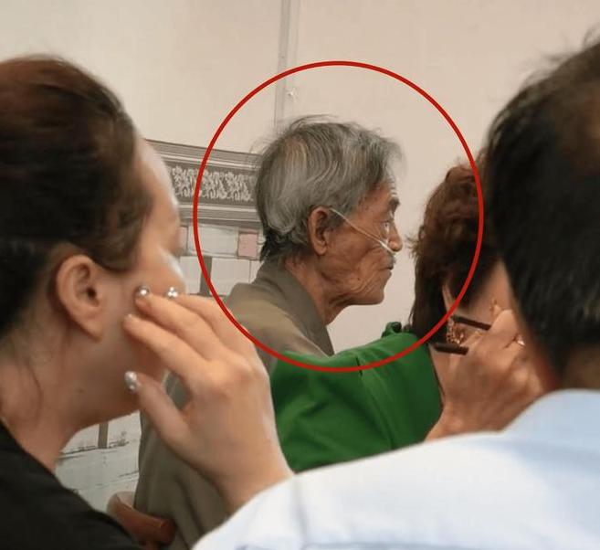 妹爷病逝前最后露面曝光，82岁的他，让人看了流泪。
谁也没想到，那个在《陈翔六点