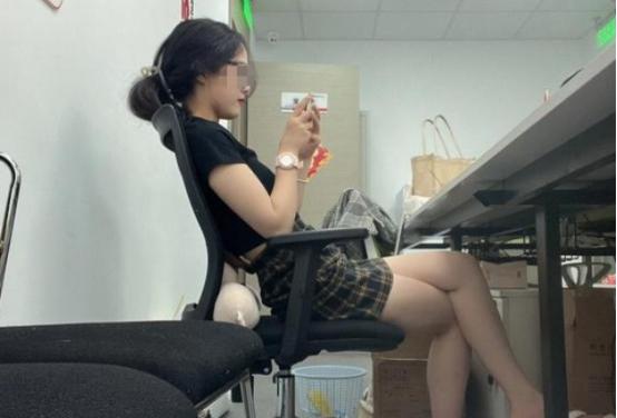 “白嫖成功！”陕西西安，一24岁女子入职某公司，工资15000，可上班不到1年就