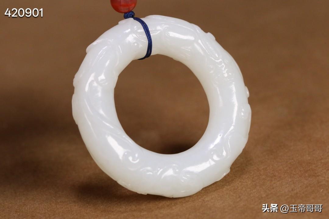 旧藏 和田玉螭龙纹环。尺寸5.6*1.2cm。重44.4g