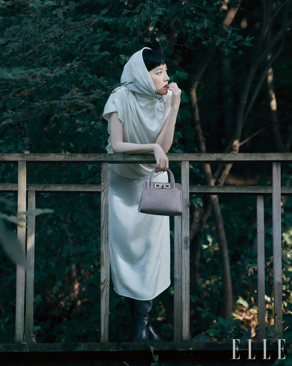 李英爱X《 ELLE》韩国版秋日大片。 她可太适合这种清冷色调了，有一种宁静疏离