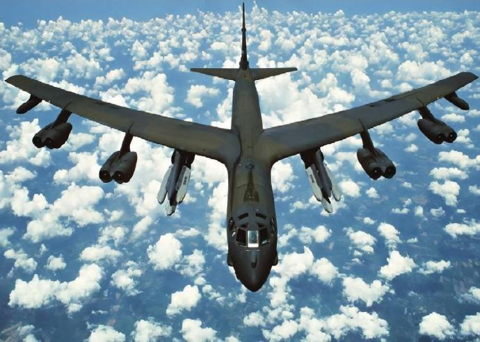 每天认识一件兵器 美国B-52“同温层堡垒”轰炸机机身长度：48.5米机身高度：