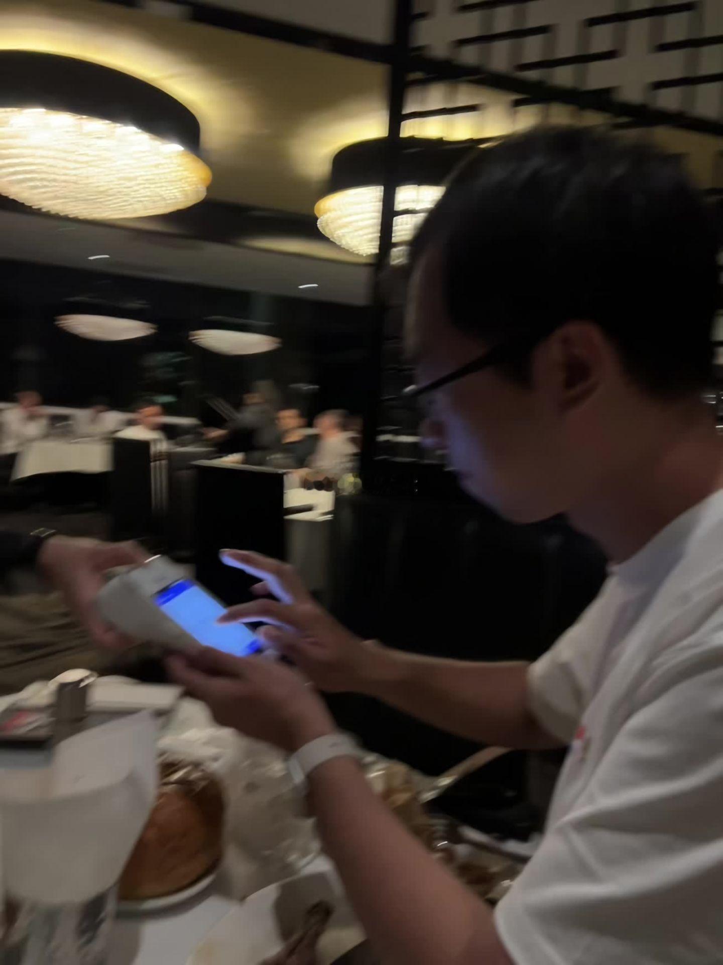 男人买单最帅了，优秀的女人值得这么对待[色] ​​​