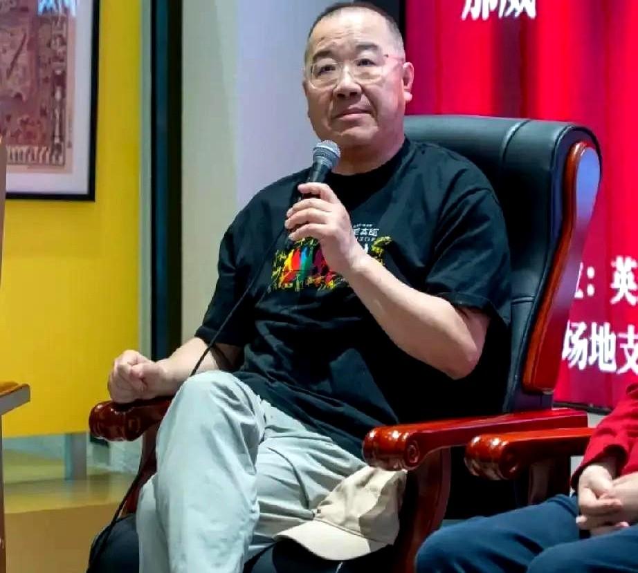 英达66岁寿宴上，一家四口其乐融融，小儿子依偎在旁，满眼都是骄傲。

照片里，他