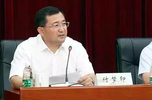 一位南京理工大学校长，下班稍晚，到食堂吃饭，看见一个女生，打了一碗米饭一份素菜，