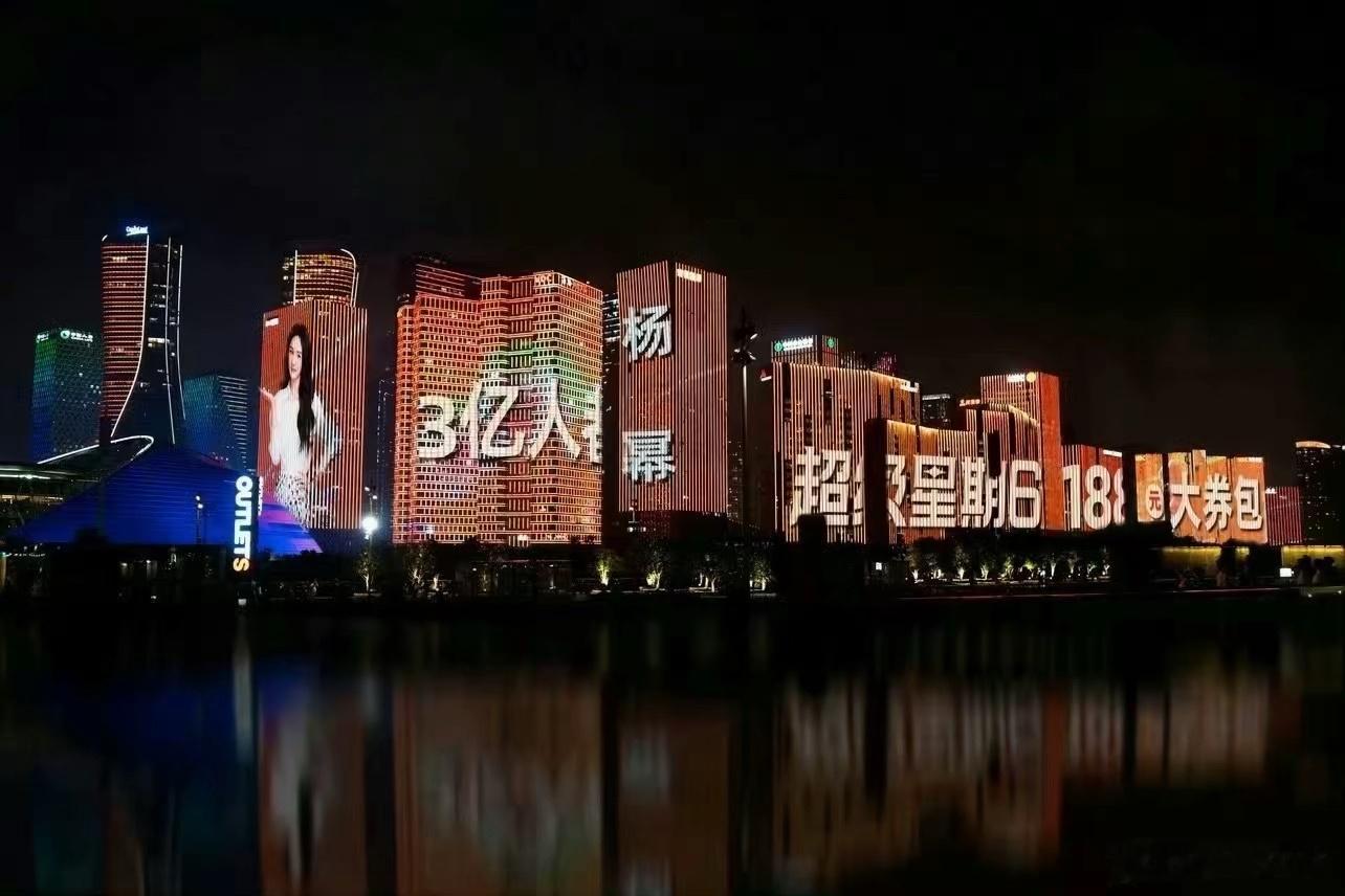 其实这不是淘宝闪购第一次给幂神安排这样震撼的地广了，图2 3 4是去年官宣后推出