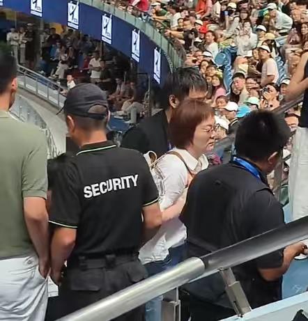 上海网球大师赛四分之一决赛现场，再出病人。
一白衣中年女人大喊东亚BF！
得到了