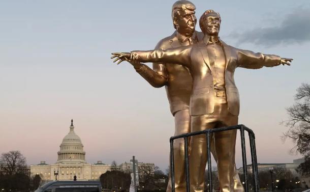 美国华盛顿特区国会大厦附近竖起了一座铜质雕像，内容展示了两个据称关系密切的人。