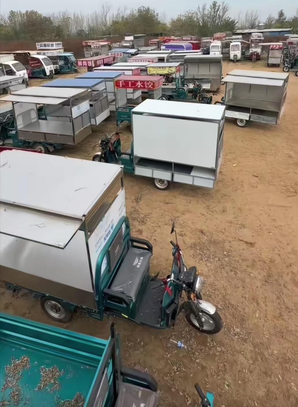 看看吧，还敢轻易摆摊吗？
 
朋友去逛二手市场真是被这场景震撼到！一进院子差点以