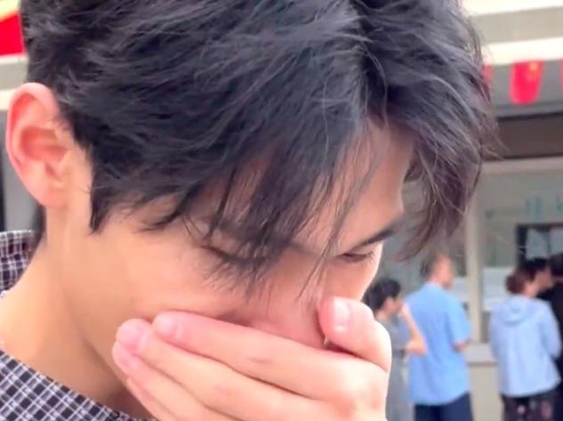 安徽一女子自幼失明，从不知儿子长啥样，儿子带她去医院看病的，有路人直夸“你儿子好
