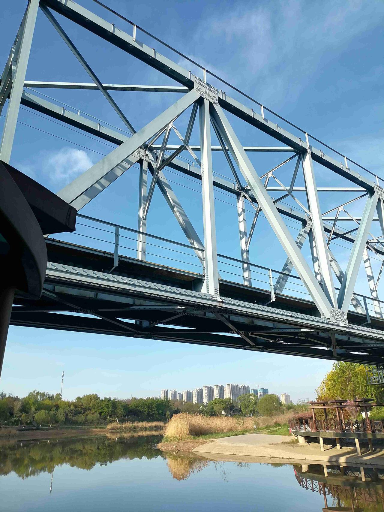 铁路桥的风范！也是个重要的动脉枢纽。我的今日状态：😁轻松愉快
我这里的天气：☀