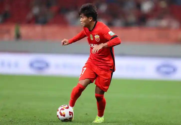 看了场球，有个事儿挺有意思。小将蒯纪闻单刀球一脚打飞，离谱得很，但紧接着就送出妙